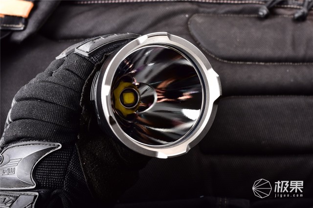 亮度堪比汽车大灯，防水长续航户外照明利器—务本T102强光手电筒评测