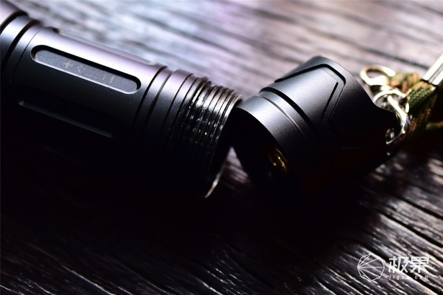 亮度堪比汽车大灯，防水长续航户外照明利器—务本T102强光手电筒评测