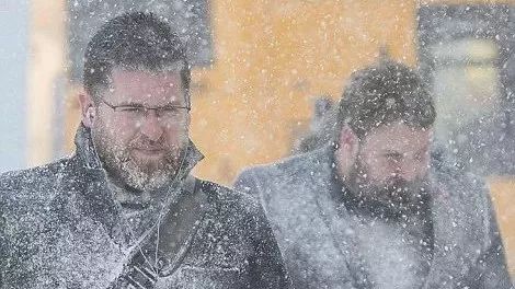 英国遭遇“超级暴雪” 却被全球网友“群嘲”