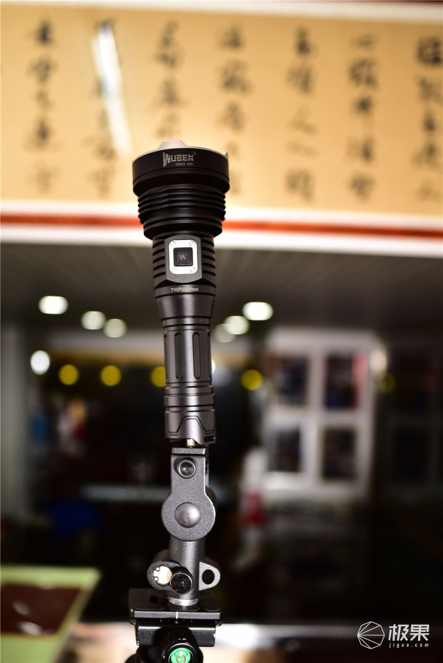 亮度堪比汽车大灯，防水长续航户外照明利器—务本T102强光手电筒评测