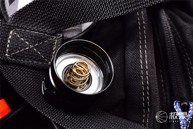 亮度堪比汽车大灯，防水长续航户外照明利器—务本T102强光手电筒评测