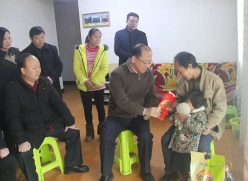 安信卓越董事长赴珠藏镇慰问贫困群众