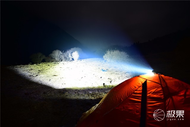 亮度堪比汽车大灯，防水长续航户外照明利器—务本T102强光手电筒评测