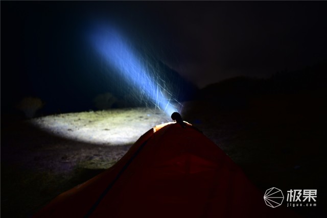 亮度堪比汽车大灯，防水长续航户外照明利器—务本T102强光手电筒评测