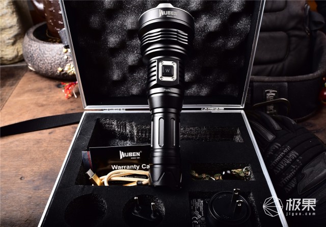 亮度堪比汽车大灯，防水长续航户外照明利器—务本T102强光手电筒评测