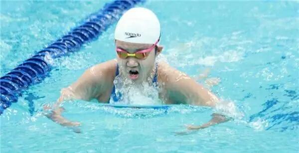 中国15岁游泳天才创世界纪录后 又在美国夺世界冠军