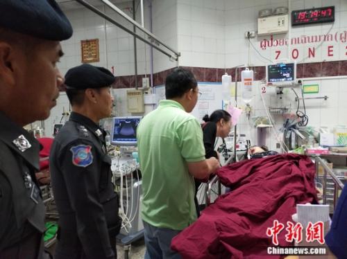  3月3日，中国驻清迈副总领事潘瑾(俯身者)赴医院看望受伤中国游客。当天下午，一辆旅游中巴在从泰国拜县返回清迈的路上发生重大交通事故，车辆失控撞向路边便利店，造成车上中国游客9人不同程度受伤。中国驻清迈总领馆供图