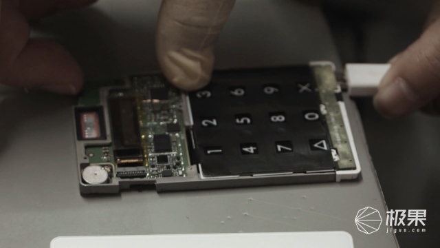 反智能手机Light2推出,“够用”真能帮你戒掉手机吗? 反智能手机Light2推出,“够用”真能帮你戒掉手机吗?