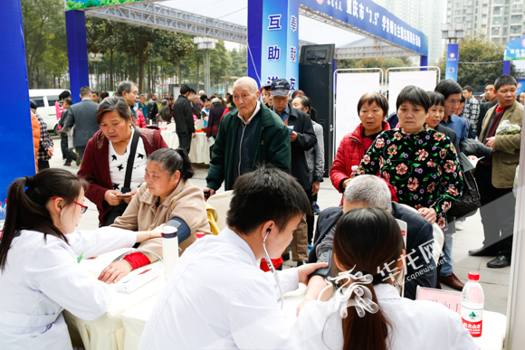 重庆有520余万名注册志愿者 当代雷锋在我们