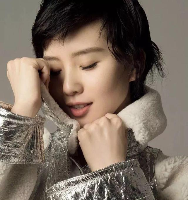 周冬雨刘诗诗的寡淡脸,凭什么艳压杨幂Angela