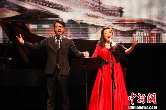 图为女高音歌唱演员钞艺萍与其子贺子潇表演男女声二重唱《想家的时候》。　余瑞冬　摄