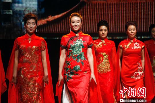 图为加拿大北京协会模特队表演旗袍秀《北京城》。　余瑞冬　摄