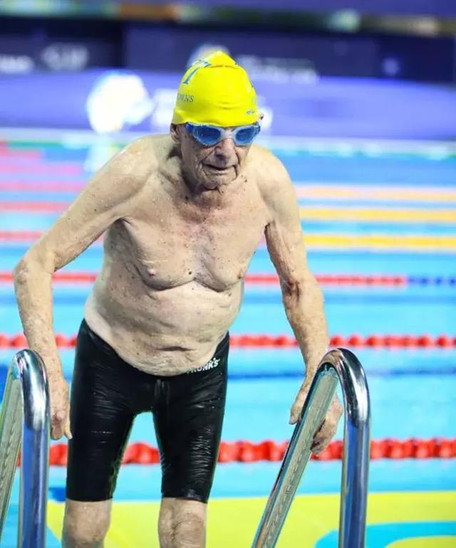 99岁大爷勇破男子50米自由泳世界纪录,完美诠