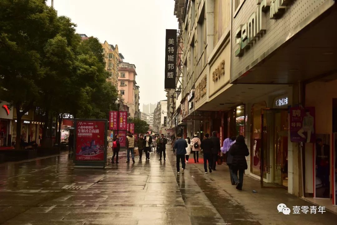 图为步行街四码头路口.