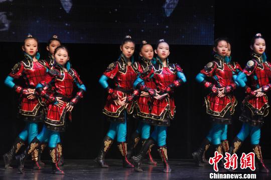 图为当地华人舞蹈学校的女孩们表演舞蹈《花木兰》。　余瑞冬　摄