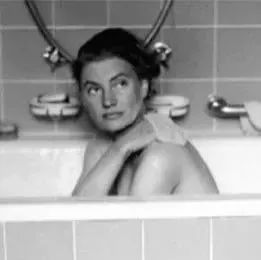 用希特勒的浴缸泡澡、潜入战场自拍，放纵不羁就是她