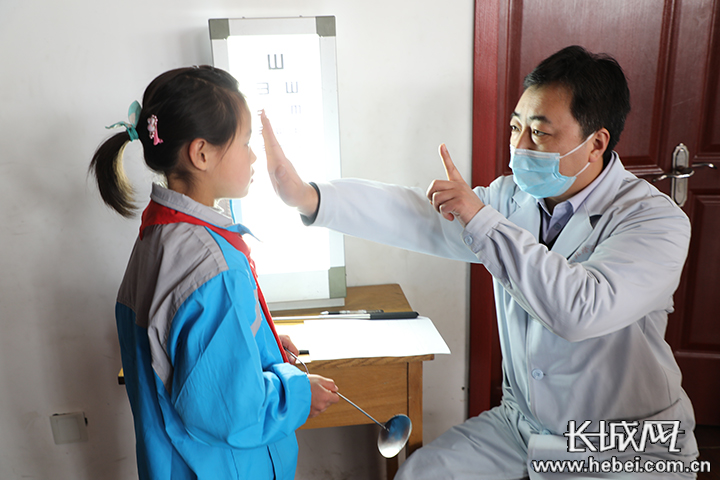 河北出入境检验检疫局义务为师生体检践行雷锋