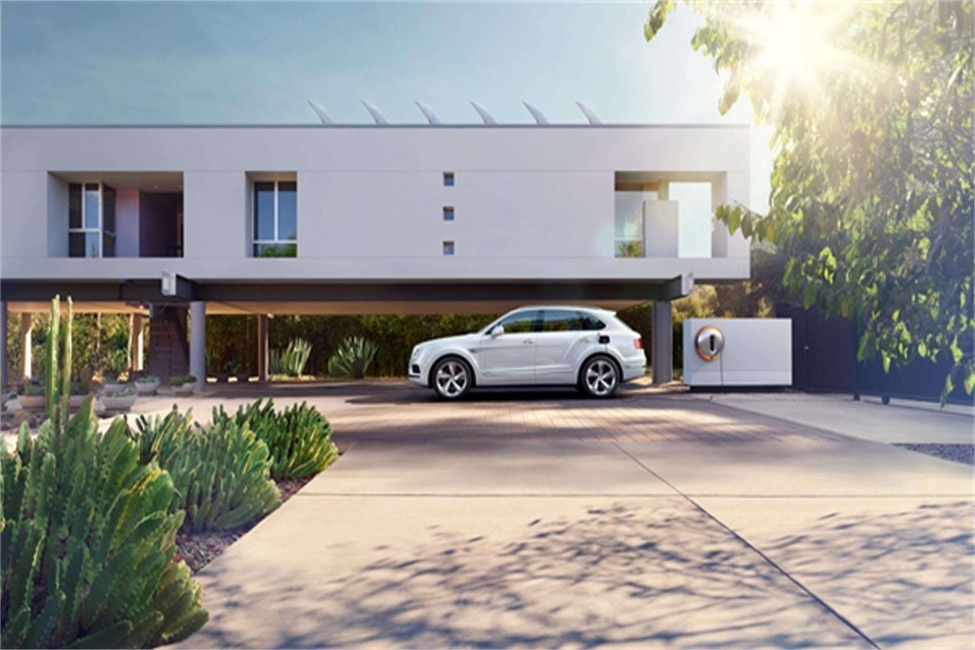 全球著名设计大师Philippe Starck为宾利汽车设计令人惊艳的Power Dock壁挂式充电装置.jpg
