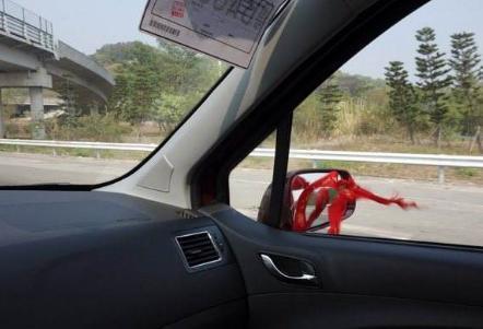 汽车上绑红布条有安全隐患，不能在车上乱挂！