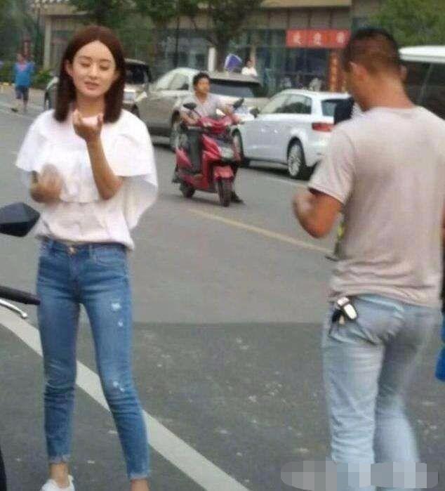 赵丽颖街头素颜被偷拍 网友竟纷纷给差评？