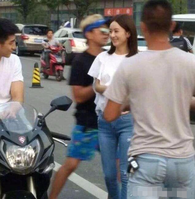 赵丽颖街头素颜被偷拍!网友：真不怎么漂亮!