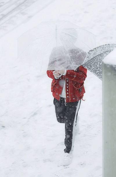 2018鹿保暖内衣_鹿晗维也纳穿红衣在雪地撑伞网友：雪中鹿王子