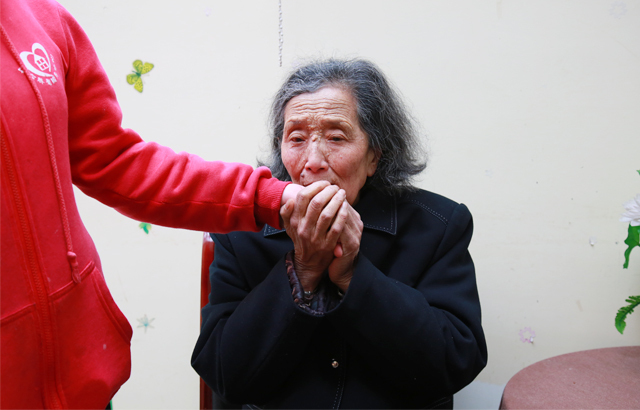 爱花居鲜花店三八节公益行 致敬各行业女神