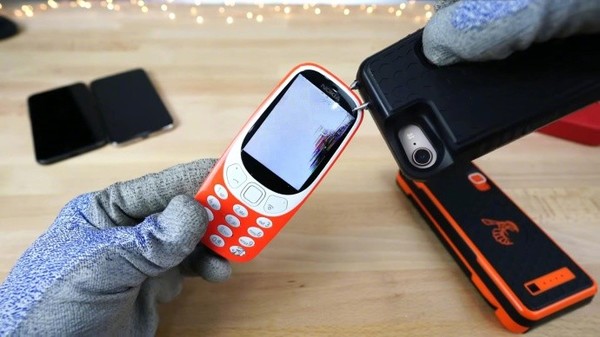 诺基亚3310接受高压电击 诺基亚3310接受高压电击
