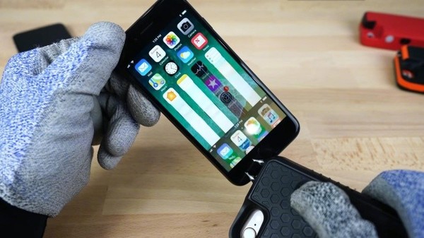 iPhone 8接受高压电击 iPhone 8接受高压电击