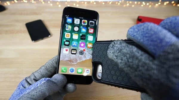 iPhone 8接受高压电击 iPhone 8接受高压电击