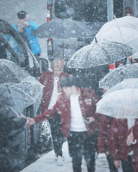 2018鹿保暖内衣_鹿晗维也纳穿红衣在雪地撑伞网友：雪中鹿王子