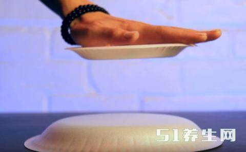 小哥将碟子放在头上擦,朋友疑惑,随后碟子悬浮