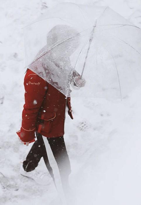 2018鹿保暖内衣_鹿晗维也纳穿红衣在雪地撑伞网友：雪中鹿王子