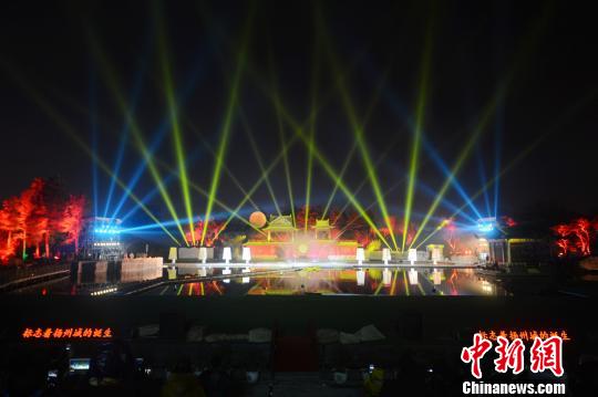 图为3月8日晚，扬州瘦西湖万花园首演《春江花月夜・唯美扬州》。　孟德龙 摄