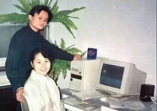 (创办"中国黄页"时期的马云与妻子张瑛) 虽然在行业内马云可谓叱咤