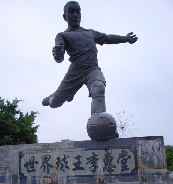 球王故乡办开幕式:足球粘脚上表演?比足球操