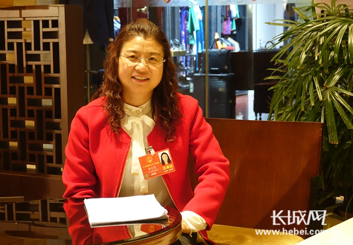 【两会@你】孩子们的书包怎样轻起来?代表们