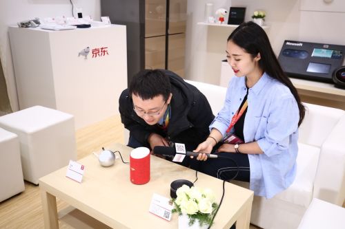 京东叮咚智能音箱一呼百应,三大看点霸屏AW