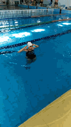 推池壁水中蝶泳腿练习 目的:加大阻力,提高动作频率和力量,提高身体