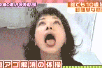 step1:将头慢慢抬起至看到天花板的角度后,慢慢伸出舌头,保持5秒钟