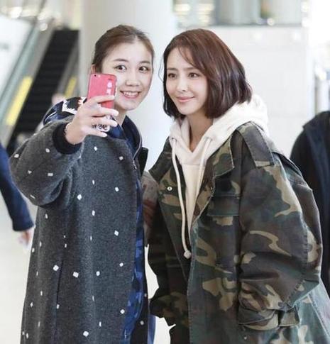 粉丝合影佟丽娅意外走红后晒照征婚，爆料丫丫拍照只用美颜相机