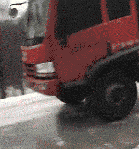 惊心动魄三十秒：货车躲避轿车冲进民房 