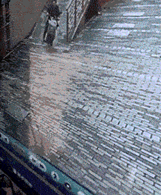 惊心动魄三十秒：货车躲避轿车冲进民房 