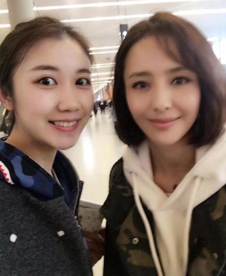 粉丝合影佟丽娅意外走红后晒照征婚，爆料丫丫拍照只用美颜相机