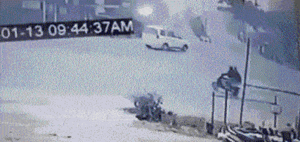 惊心动魄三十秒：货车躲避轿车冲进民房 