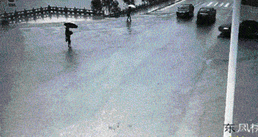 惊心动魄三十秒：货车躲避轿车冲进民房 