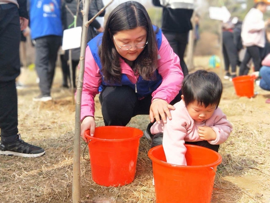 郑州公交二公司五车队党员志愿者开展义务植树