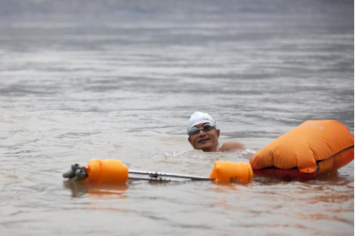 重庆独腿泳者与光明杀手搏斗32年 甘当青光