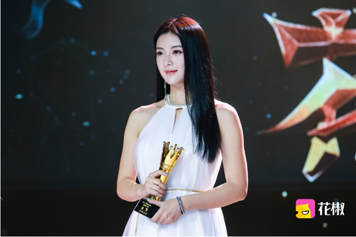 “花椒蒋欣”上《一站到底》挑战学霸 对手：和我女友一样美