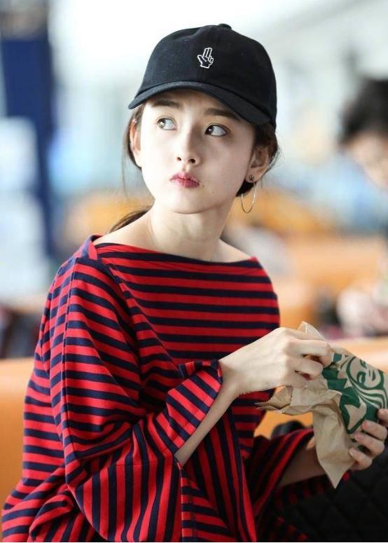 宋祖儿机场无修图,年轻就是不一样,这个颜值你